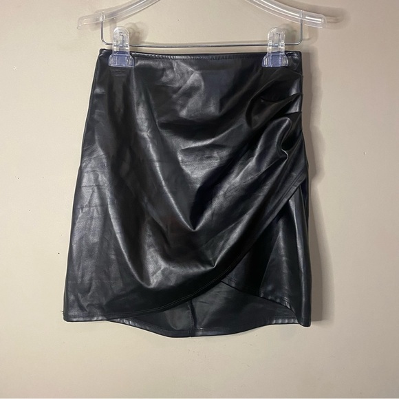 Windsor Black Leather Side Scrunch Open Slit Zipper back Mini Skirt - Picture 2 of 8